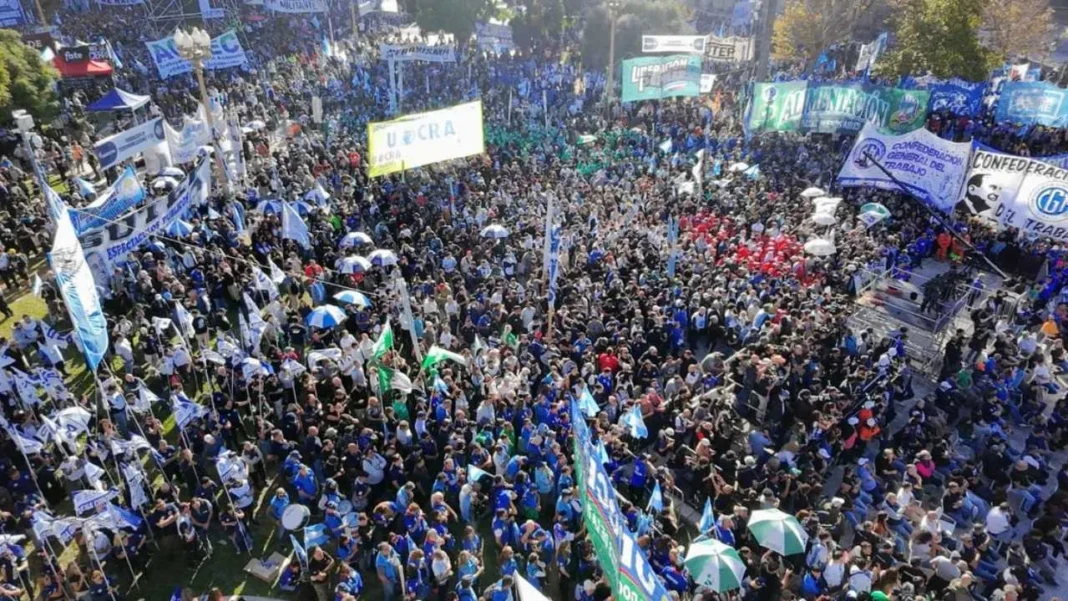 Movilización de la CGT en Plaza de Mayo por el Día del Trabajador