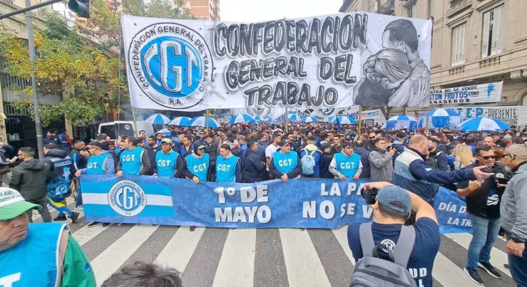 Concentración de trabajadores en Plaza de Mayo durante acto por el Día del Trabajador