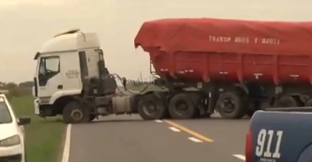 Accidente entre dos camiones en la ruta provincial 14, con presencia de servicios de emergencia.