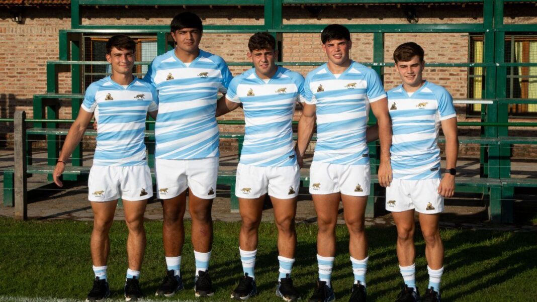 Los Pumitas M20 entrenando o en partido, con la camiseta argentina.