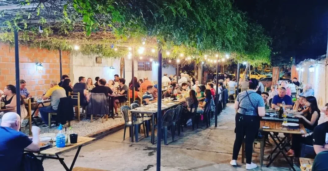 Fachada de una parrilla en la ciudad de Rosario, provincia de Santa Fe