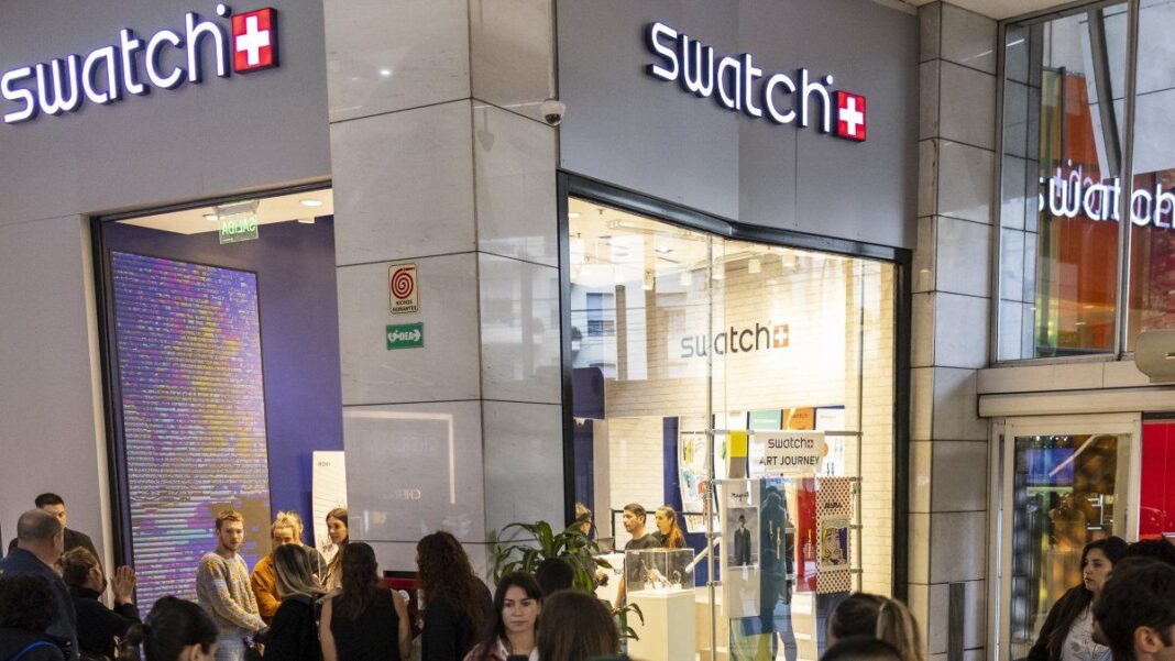 Fila de personas en la puerta de Swatch en Alto Palermo para comprar relojes MoonSwatch