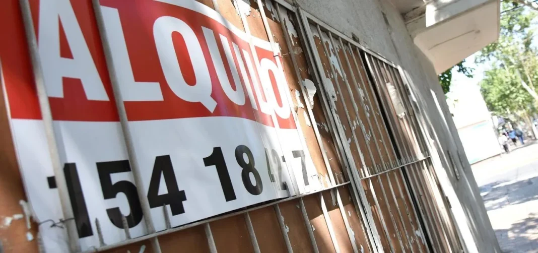 Gráfico de porcentaje de ingreso destinado al alquiler en Rosario junto a un edificio de departamentos.