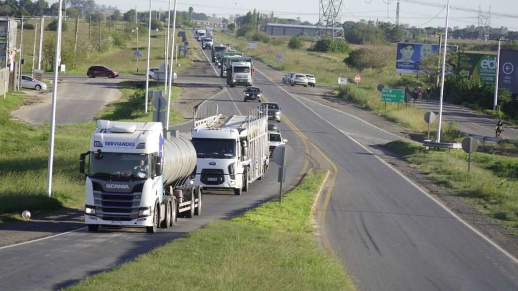 Ruta nacional en Santa Fe con cartel de peaje