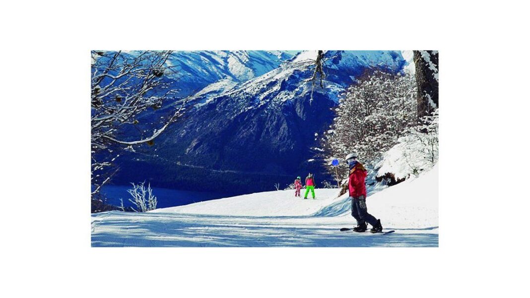 Vista del Cerro Catedral cubierto de nieve en Bariloche