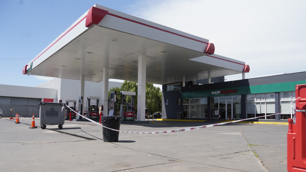 Ilustración de una balanza de justicia sobre un mapa de la provincia de Santa Fe, representando la investigación judicial.