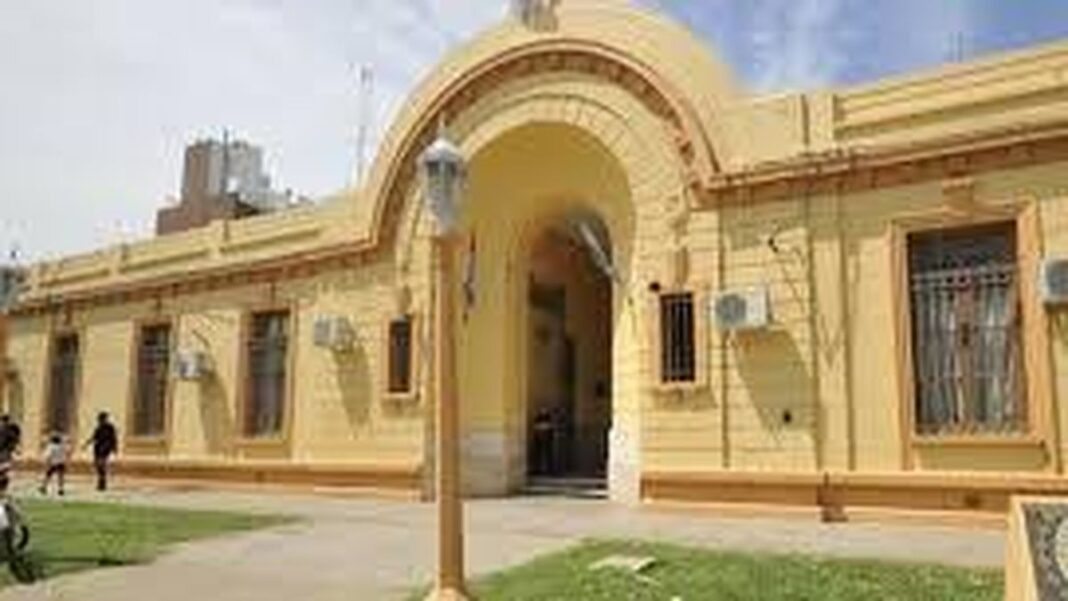 Exterior de una dependencia policial o fila de vehículos esperando para trámite de verificación.