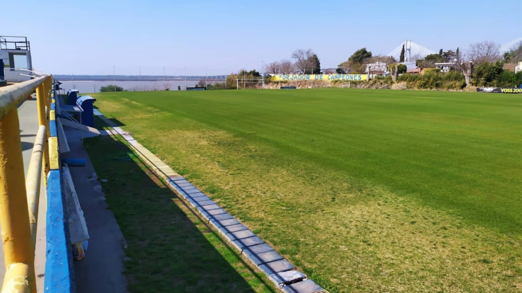 Escudo de Rosario Central en el predio de divisiones inferiores
