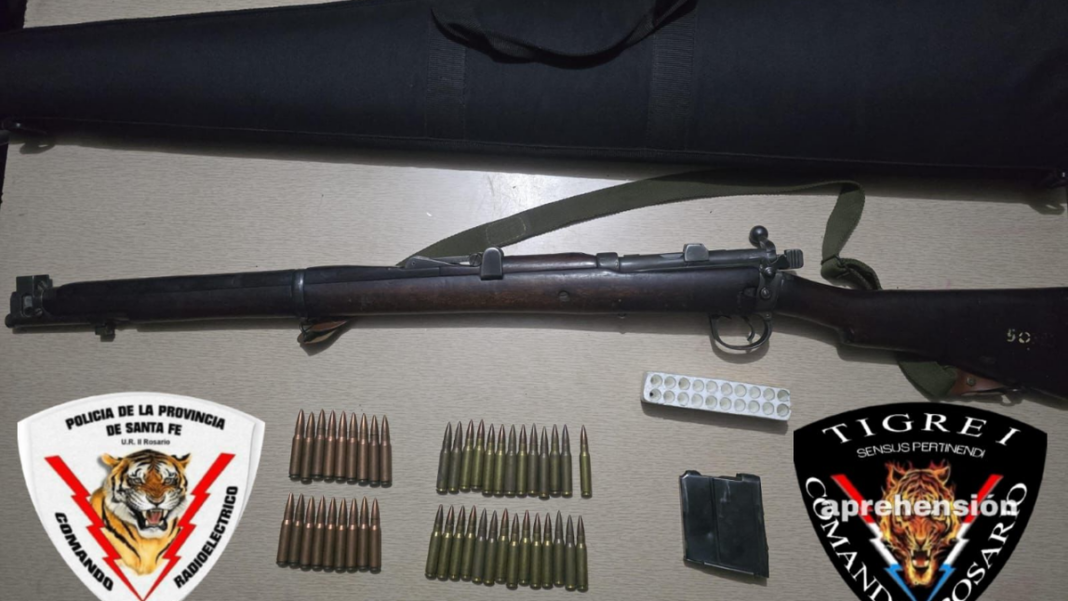 Efectivos policiales durante un procedimiento de incautación de armas en una vivienda