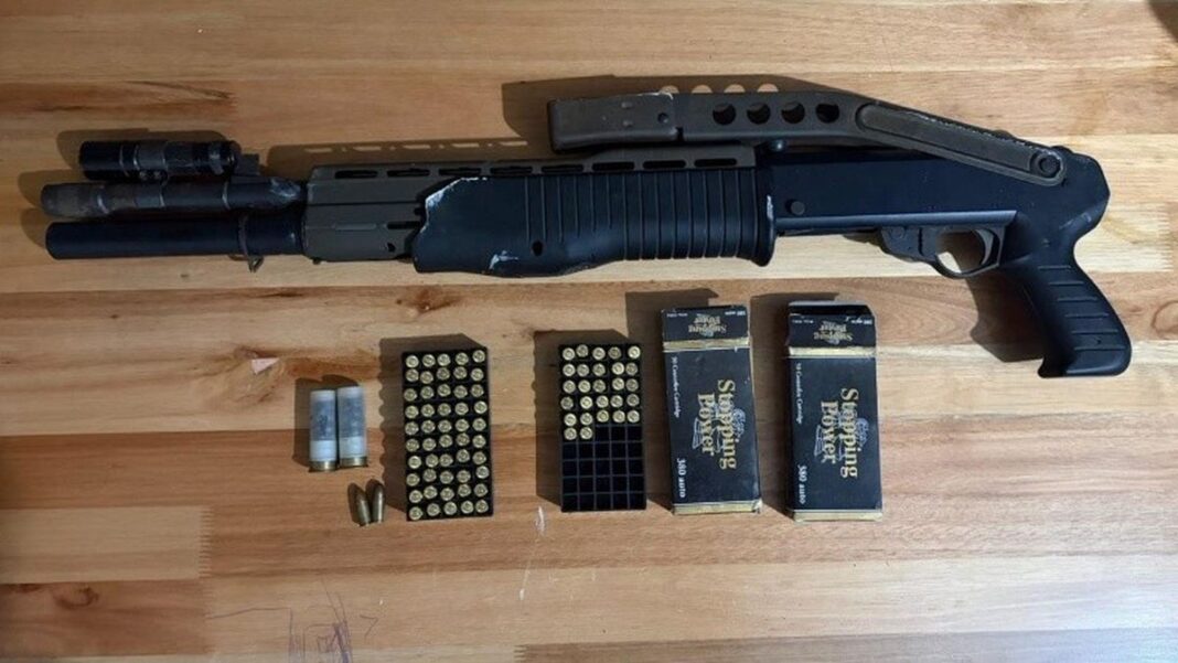 Efectivos policiales en procedimiento por disparos en terraza, zona oeste de Santa Fe