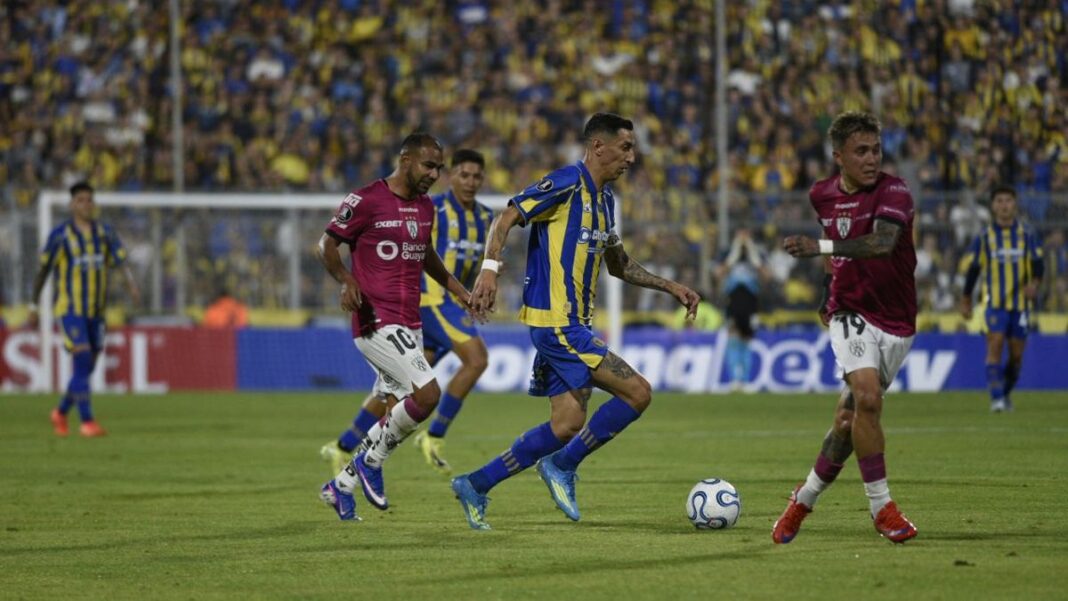 Ángel Di María de Rosario Central en acción durante el partido de Copa Libertadores contra Independiente del Valle.