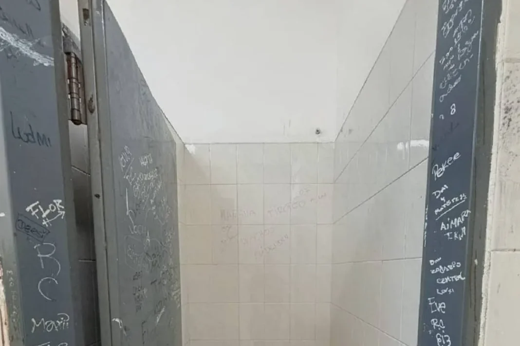 Fachada de una escuela genérica en la provincia de Santa Fe