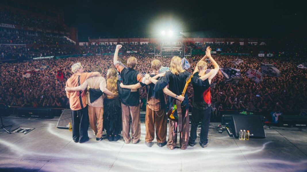 Integrantes de la banda El Plan de la Mariposa en el escenario durante un concierto.