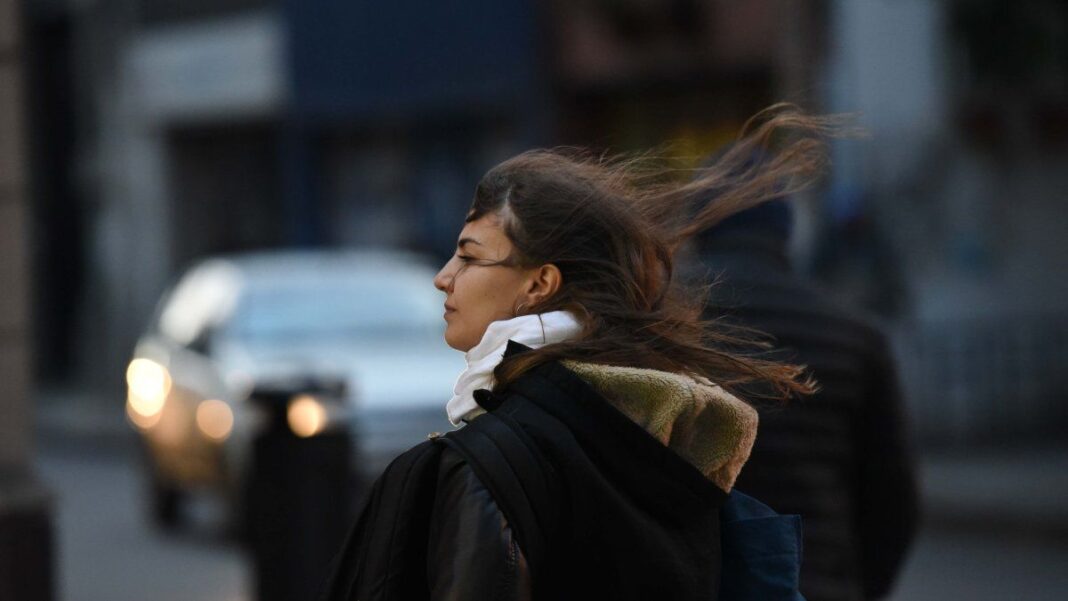 Cielo nublado sobre la ciudad de Rosario con ráfagas de viento