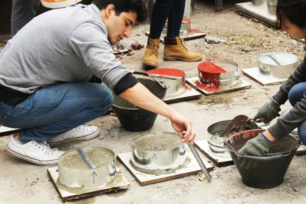 Personas participando en una capacitación práctica en un aula de la Escuela de Oficios de la UNR.