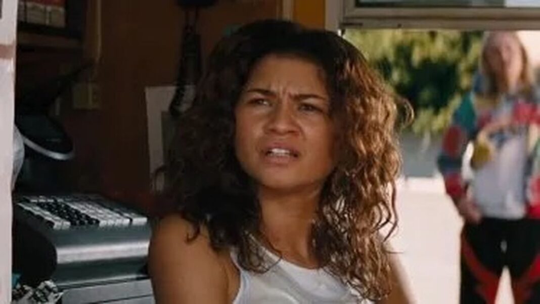 Logotipos de plataformas de streaming como Netflix, Amazon Prime Video y HBO Max sobre fondo oscuro