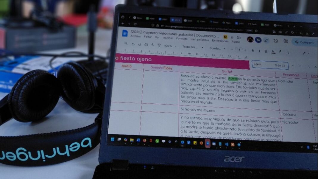 Estudiantes grabando podcast Los cuentos de Sara en estudio escolar