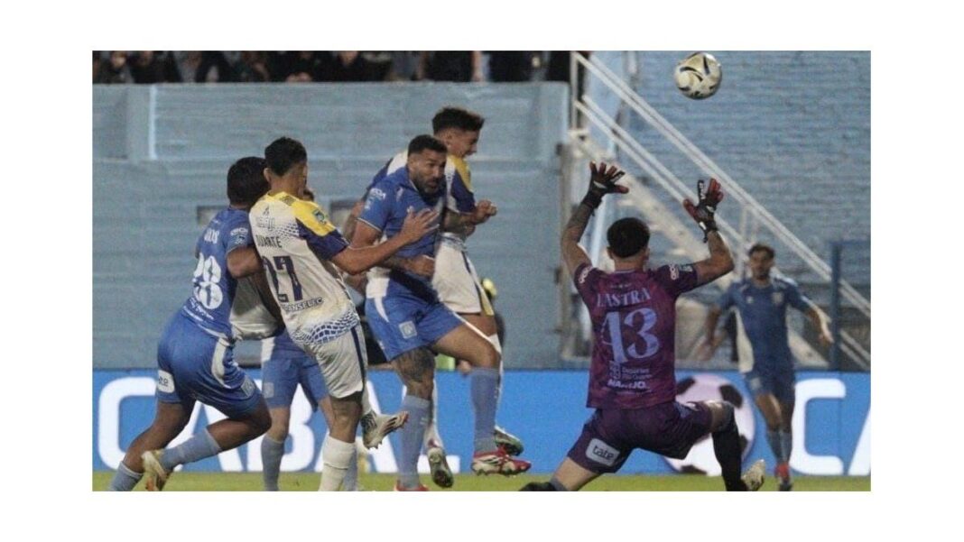 Jugadores de Rosario Central celebrando un gol ante Estudiantes de Río Cuarto