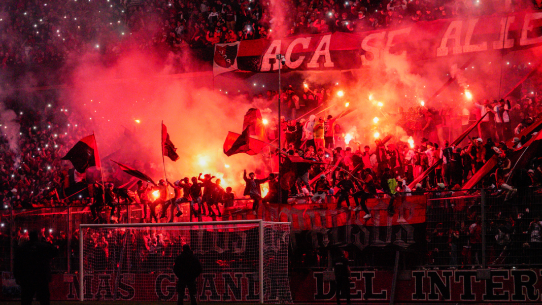 Hinchada de Newell's Old Boys en el estadio Marcelo Bielsa con banderas rojas y negras