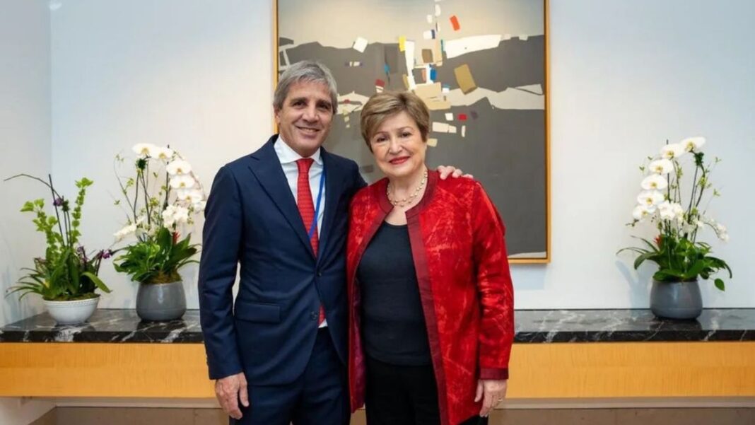 Logotipo del Fondo Monetario Internacional (FMI) y bandera de Argentina.