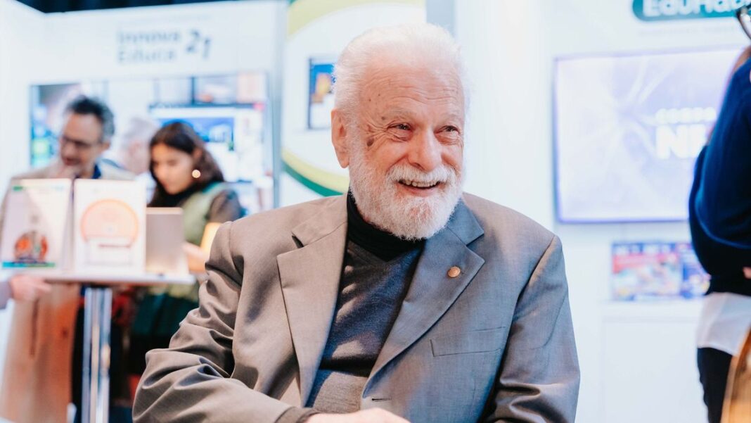 Francesco Tonucci, pedagogo italiano, durante una conferencia.