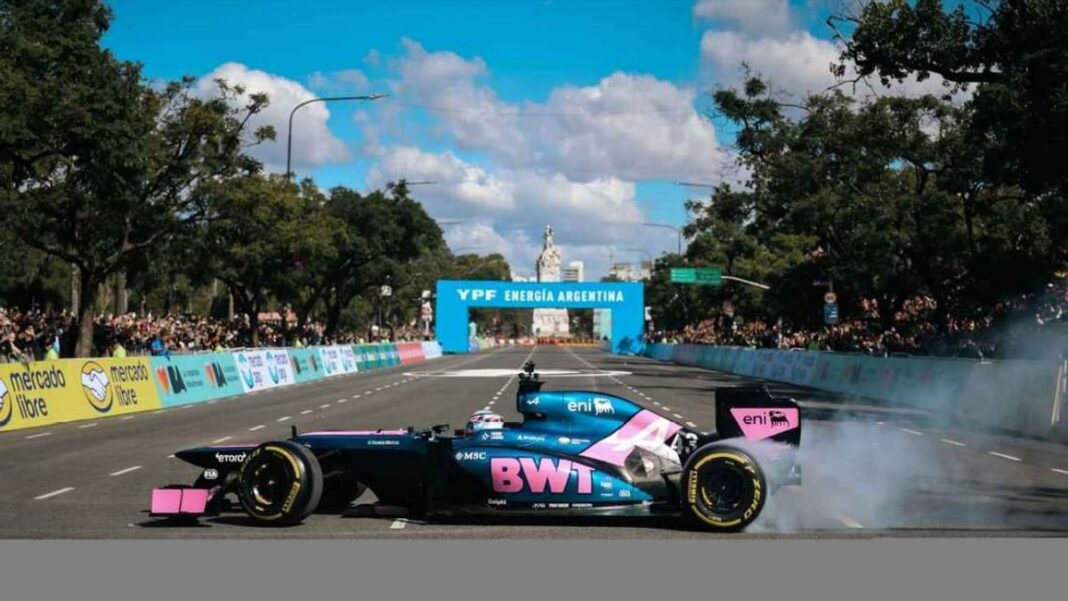 Franco Colapinto saludando a la multitud durante su exhibición en Palermo, Buenos Aires