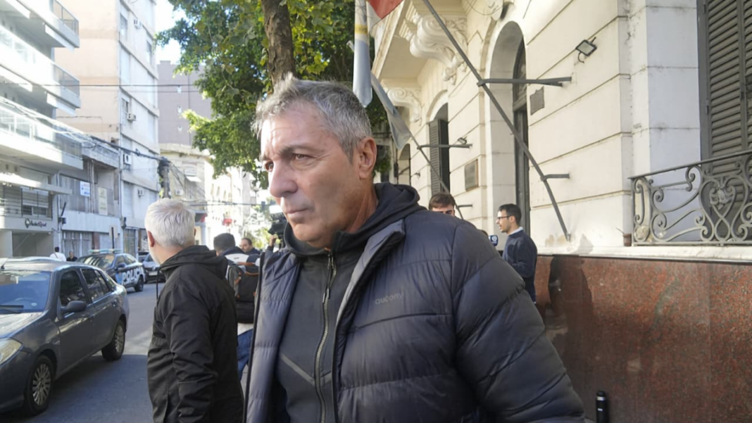 Frank Kudelka, técnico de Newell's Old Boys, sale de la seccional policial en Santa Fe.