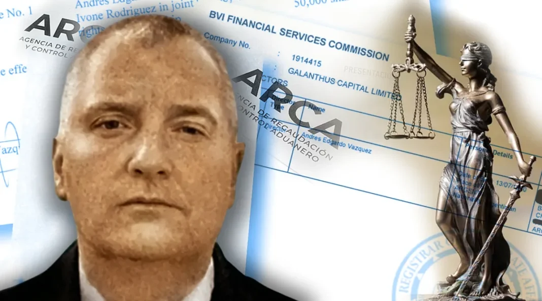 Juzgado federal con documentos y sellos judiciales sobre escritorio