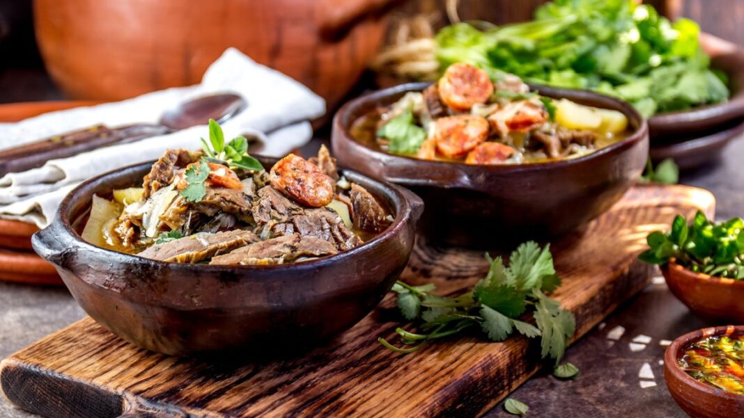Variedad de platos tradicionales de la gastronomía chilena sobre una mesa.