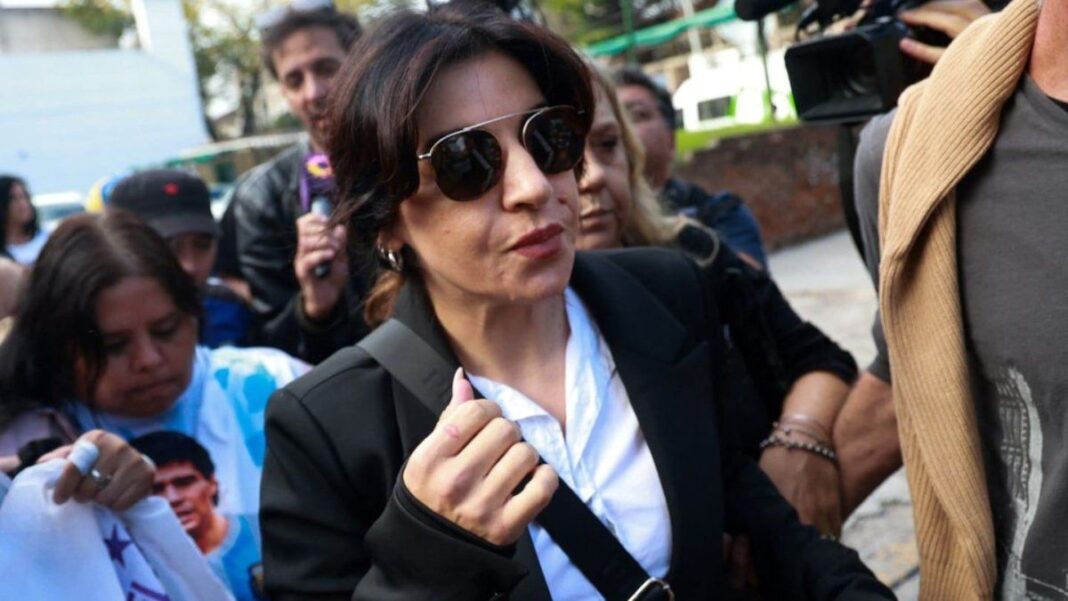 Gianinna Maradona llega al tribunal de San Isidro para declarar en el juicio.