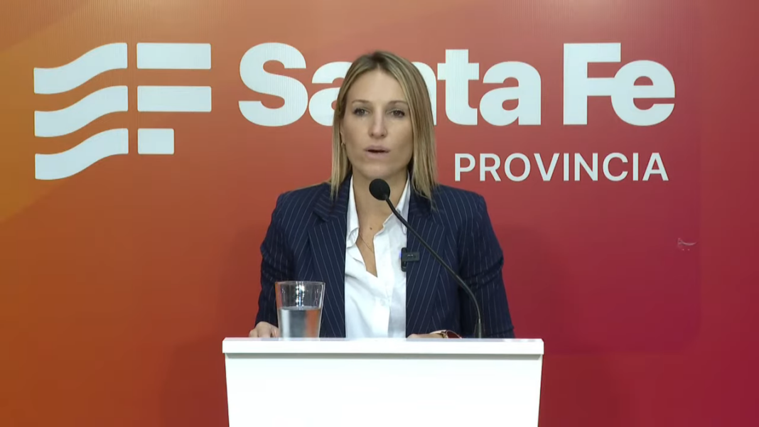 Virginia Coudannes, vocera del gobierno de Santa Fe, en rueda de prensa.