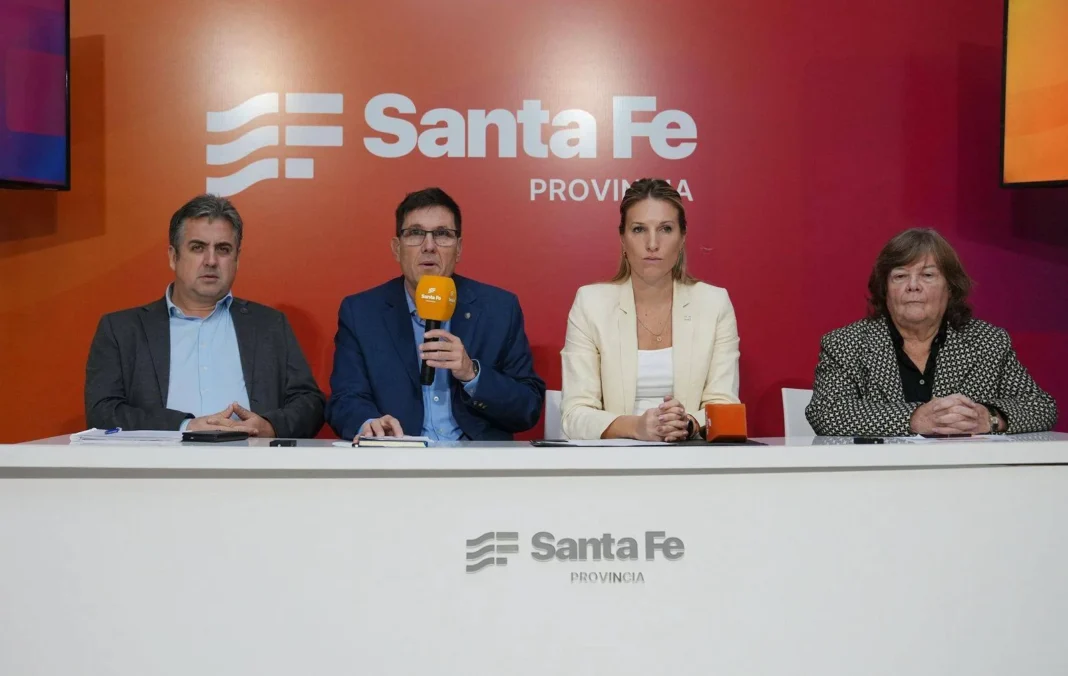 Autoridades del Gobierno de Santa Fe durante la conferencia sobre amenazas en escuelas