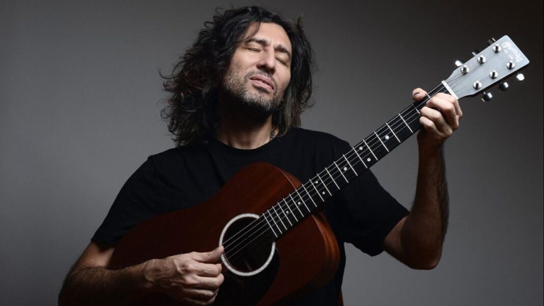 Gonzalo Aloras en concierto acústico con piano y guitarra