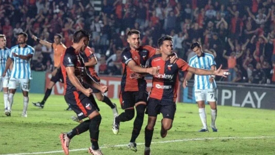 Ignacio Lago, jugador de Colón de Santa Fe, celebrando un gol en el estadio Brigadier López.