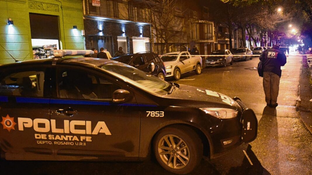 Ilustración de una balanza de la justicia frente a un edificio de viviendas.