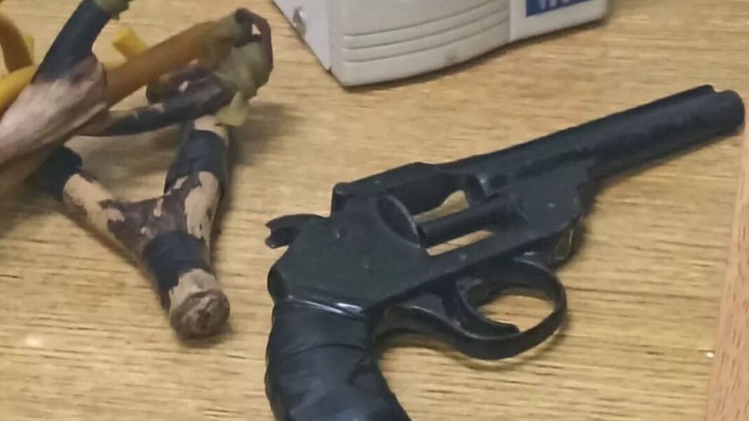 Efectivos policiales fuera de la Escuela Nº 205 Nicasio Oroño en Villa Constitución, Santa Fe.