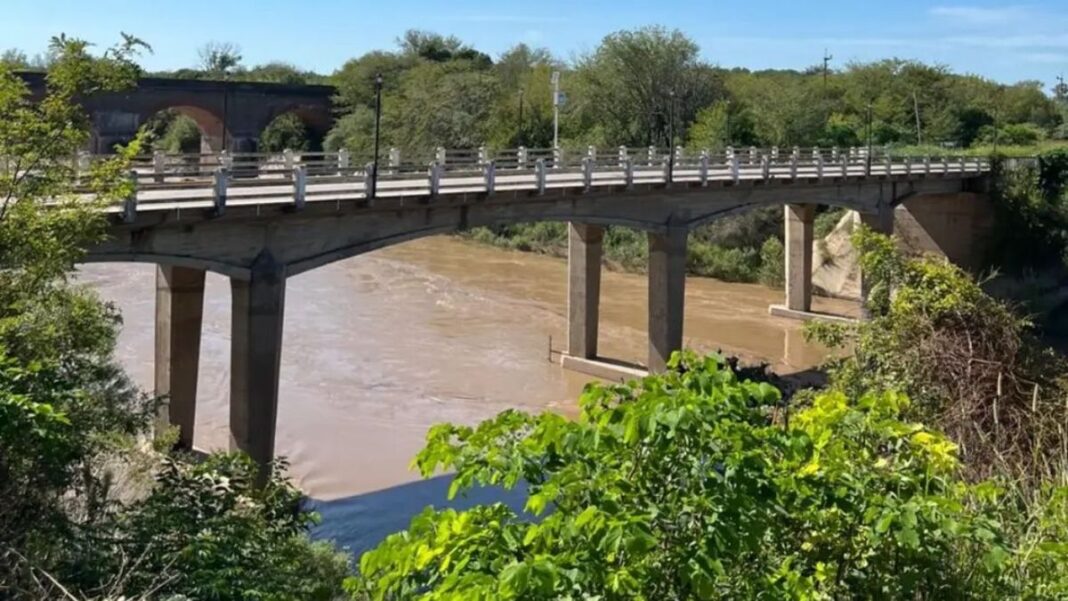 Personal de la Guardia Urbana observa el área del río Carcarañá en Pueblo Andino donde se intervino una práctica de slackline.
