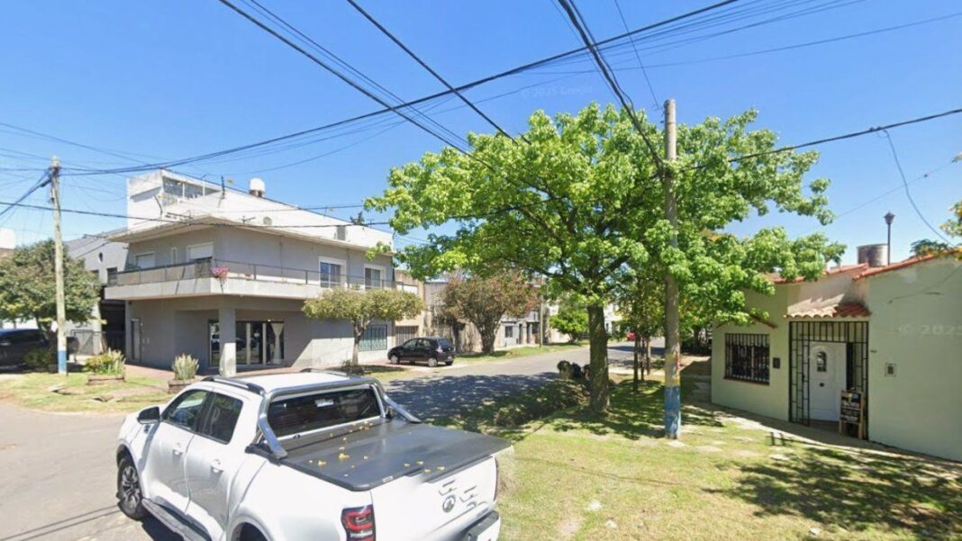 Ilustración genérica de una casa con cinta de policía en la puerta, representando una investigación en curso.