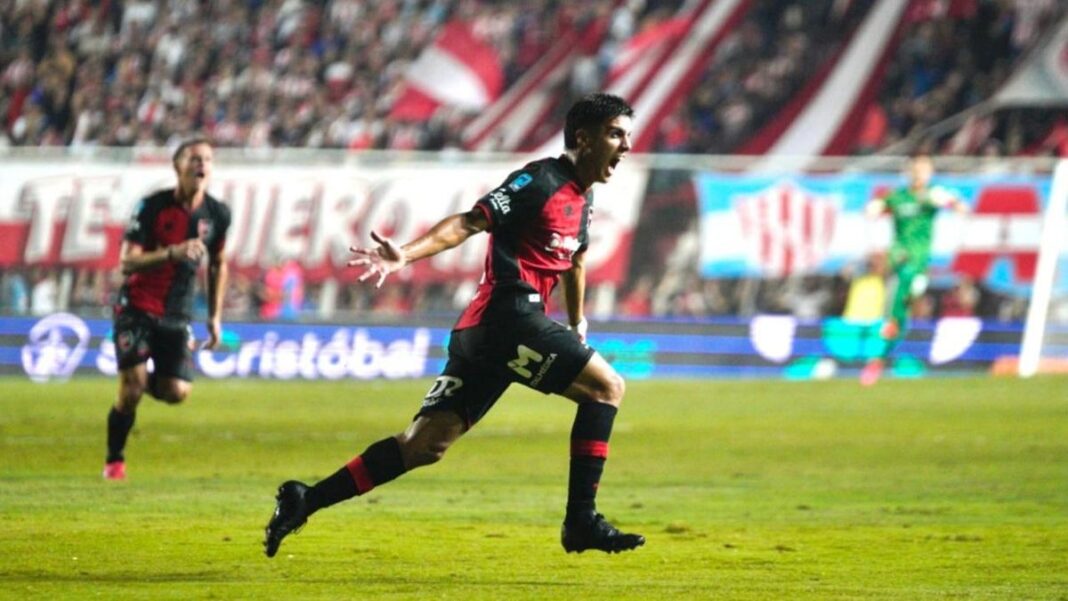 Jerónimo Russo de Newell's Old Boys celebrando su gol ante Unión en Santa Fe