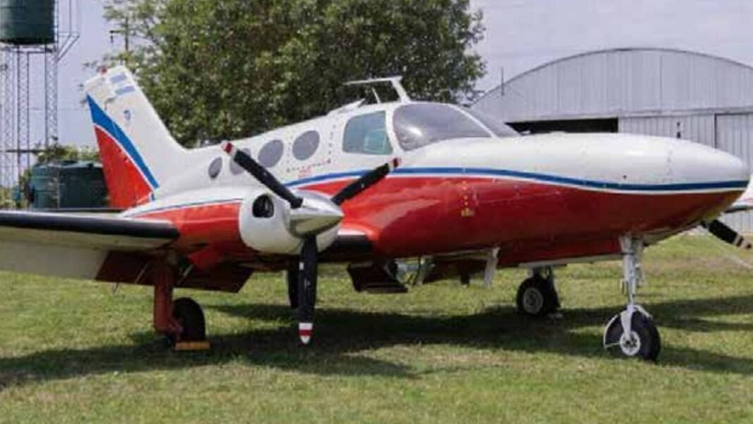 Avioneta Cessna 402 A en un hangar, parte de los bienes a subastar por la provincia de Santa Fe.