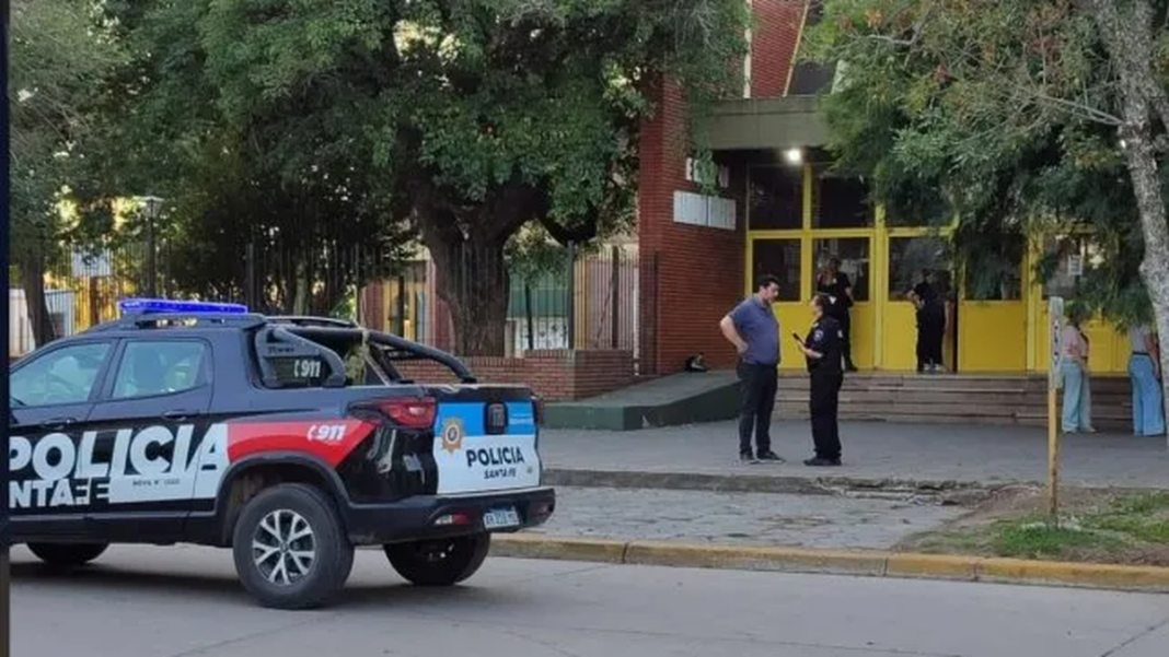 Fachada de escuela primaria en Santa Fe con cartel de alerta
