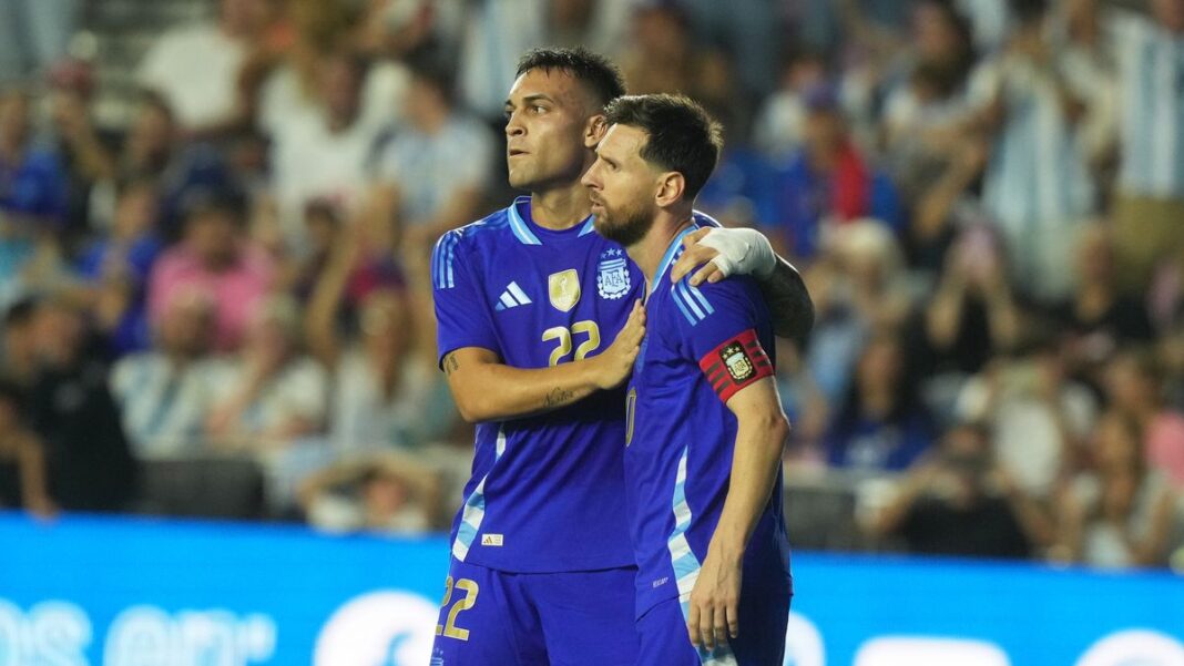 Lautaro Martínez, delantero de la selección argentina, en un partido de fútbol.