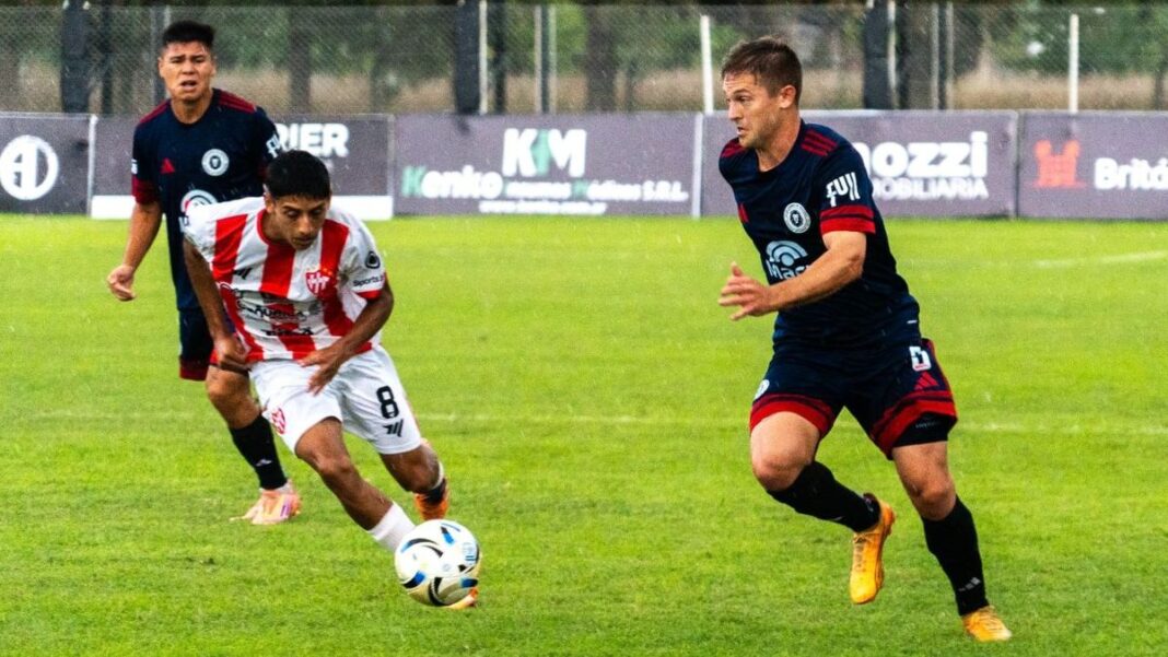 Jugadores de Leones FC celebrando el gol del empate ante Cañuelas en Arroyo Seco