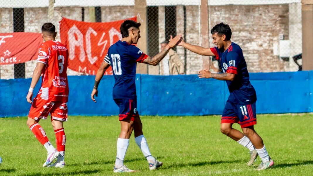 Jugadores de Leones FC celebran un gol durante el partido contra Muñiz en el estadio Ricardo Puga.