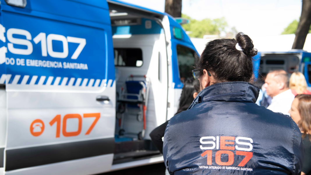 Ilustración de un teléfono y el símbolo de emergencia médica, representando el servicio de la línea 107.