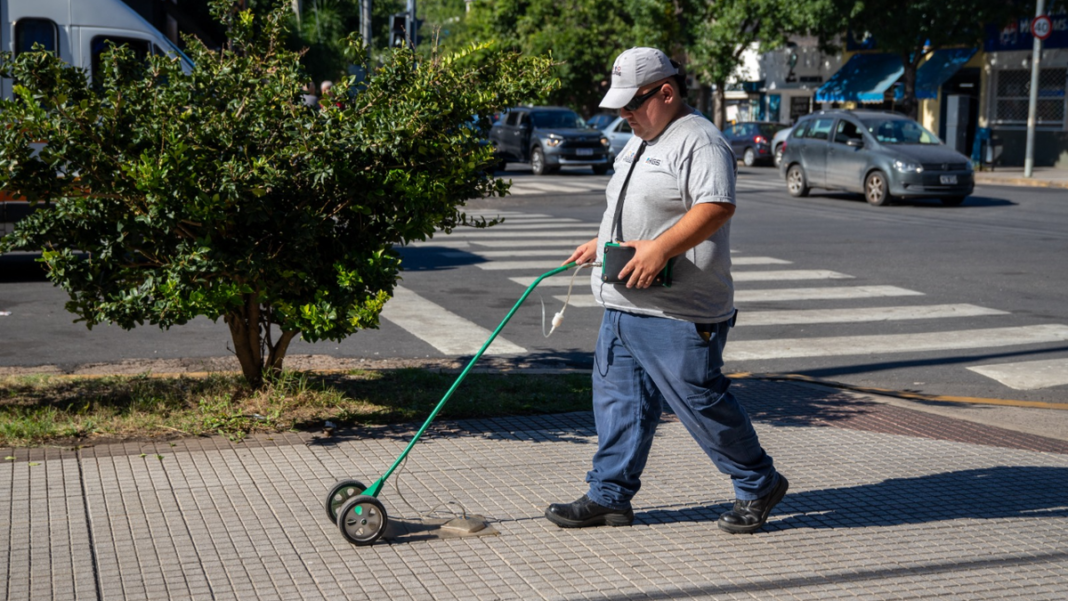Operativo de Litoral Gas con personal revisando red de gas en vereda de un barrio
