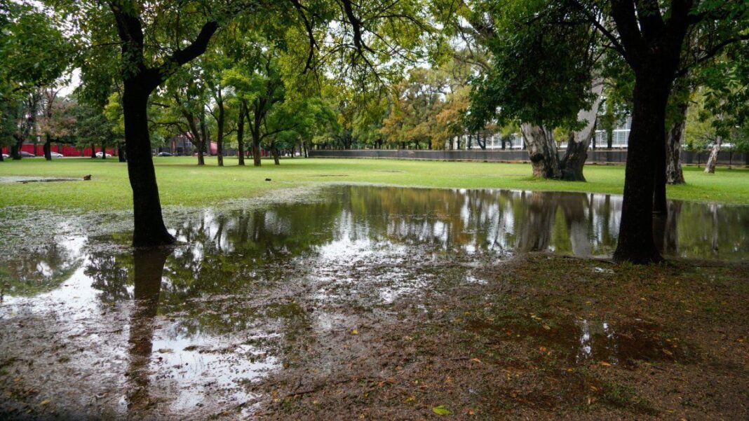 Calle anegada por la lluvia en la ciudad de Rosario, Santa Fe
