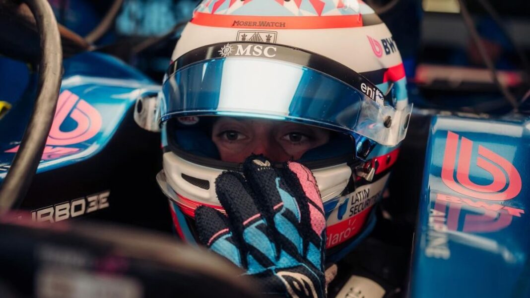 Franco Colapinto junto a un Lotus E20 y la Flecha de Plata de Fangio