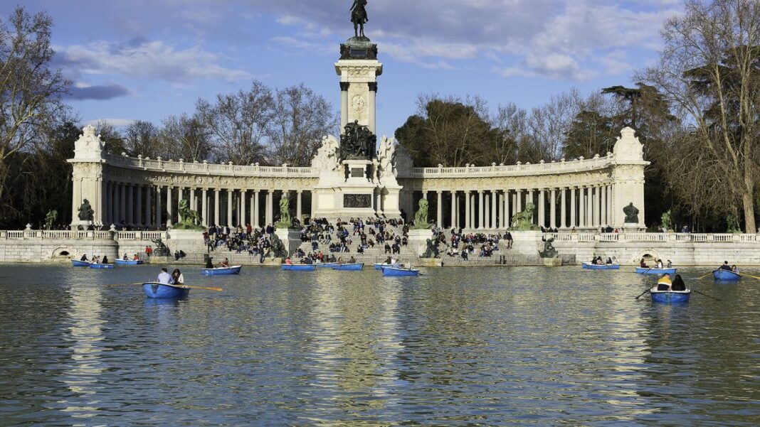 Vista aérea de un parque y zona peatonal en Madrid, con personas caminando y ciclistas.