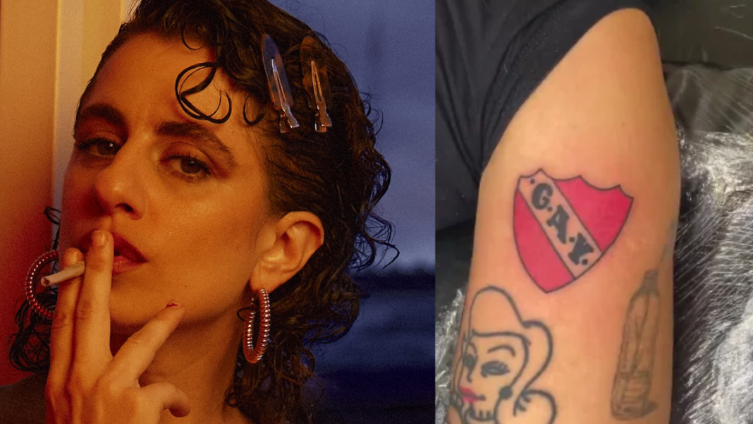 Marilina Bertoldi muestra su tatuaje en el brazo durante una entrevista